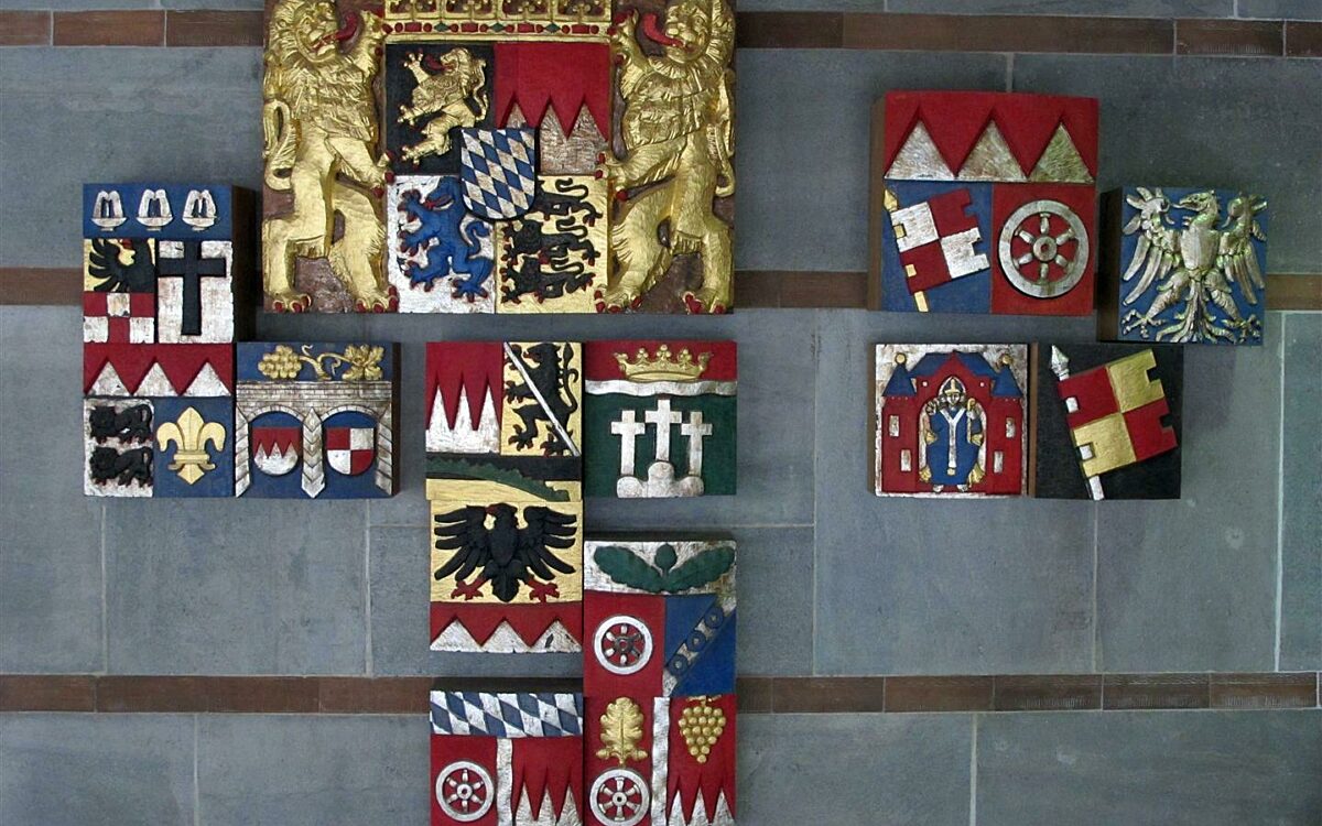 Regierungsgebaeude und Parkplatz 16 11 2011 Hardenacke Wappen Large Regierungsgebaeude und Parkplatz 16 11 2011 Hardenacke Wappen Large